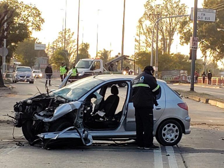 El accidente ocurrió en avenida Sabattini en el marco de una picada entre dos autos.