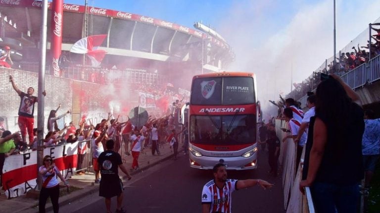 Concentrando en el Monumental, el plantel podrá vivir el banderazo de los hinchas (Foto: Clarín)