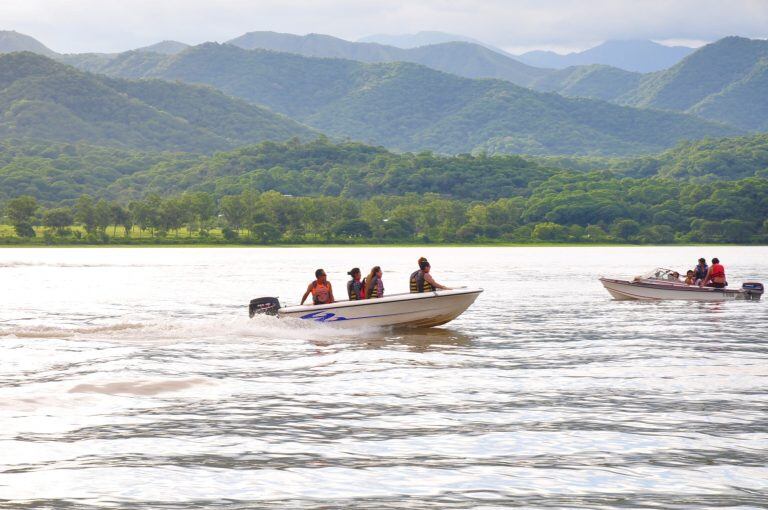 En el dique La Ciénaga son habituales los paseos en lancha.