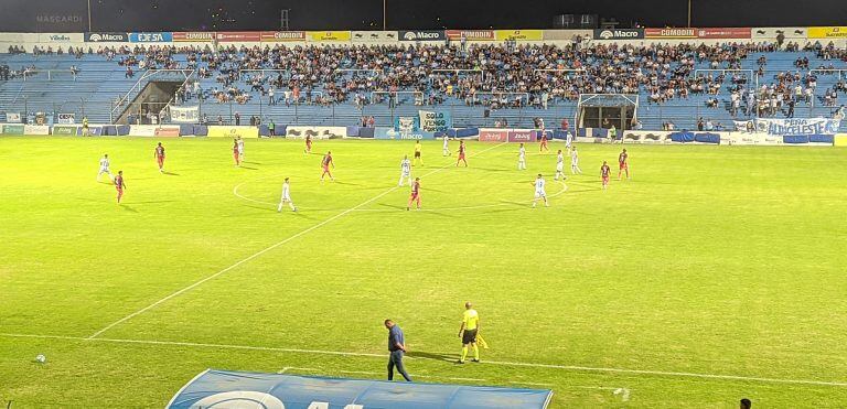 Marcadamente contrariado, el técnico Arnaldo Sialle en el partido del viernes en el estadio "23 de Agosto".