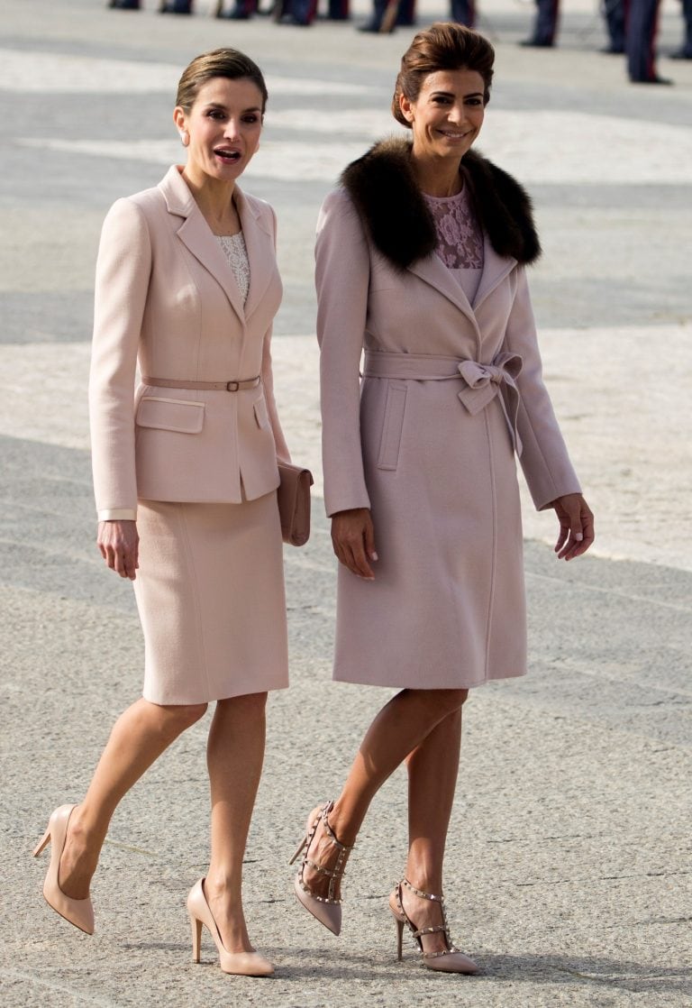 Spain's Queen Letizia (L) and Argentina's first lady Juliana Awada walk during the welcoming ceremony at Royal Palace in Madrid, Spain February 22, 2017. REUTERS/Sergio Perez