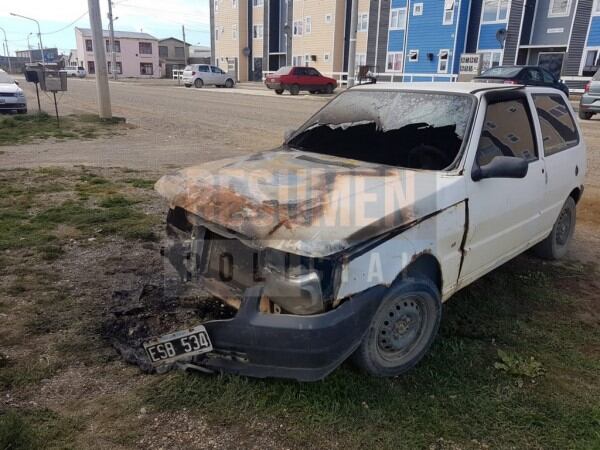 Vehículo incendiado en la margen sur /Foto: Resumen Policial.