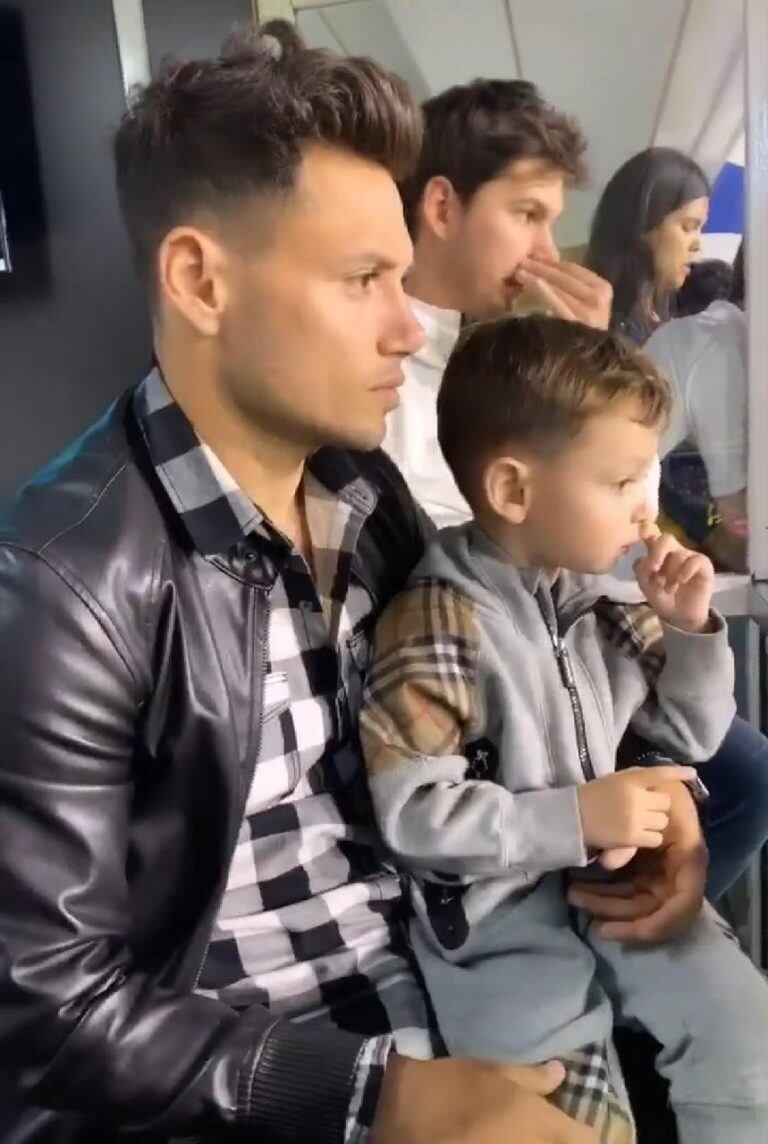 Mauro Zárate y su hijo alentaron a Boca desde el palco (Foto: Instagram)