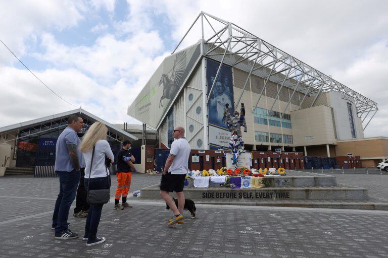 Tributos a Norman Hunter en las afueras del estadio de Leeds United. (REUTERS)