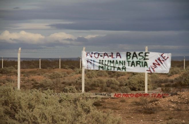 Bandera en rechazo a la instalación de la base financiada por el Comando Sur.