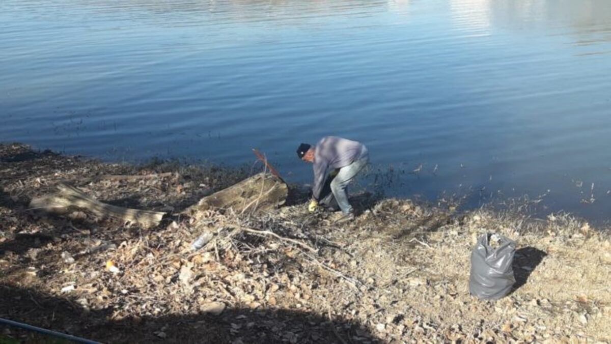 Pidió ayuda para limpiar el lago San roque y lo dejaron solo: fue igual