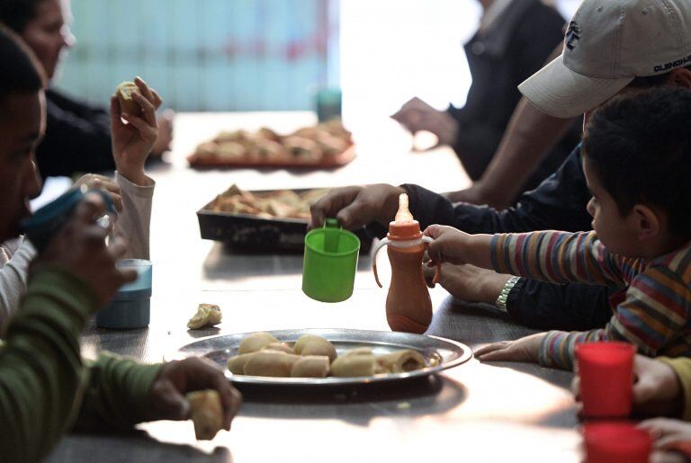 Una comida en el comedor Los Piletones. (Foto: JUAN MABROMATA/AFP)