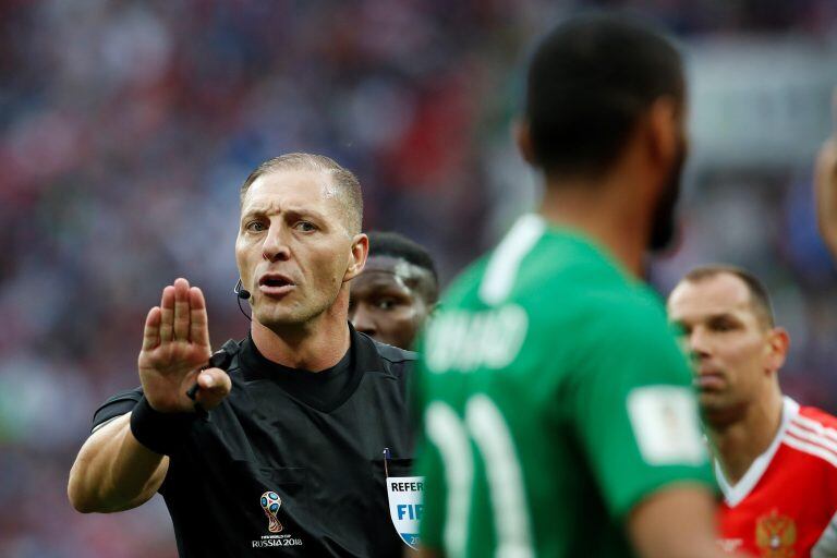 Néstor Pitana, durante el partido inaugural del Mundial de Rusia. Foto: EFE.