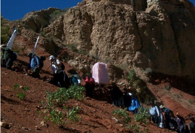 El empinado ascenso llevando la sagrada imagen de la Virgen de Copacabana hacia el santuario del abra de Punta Corral, el pasado sábado 30 de marzo, denota también una verdadera  demostración de fe.