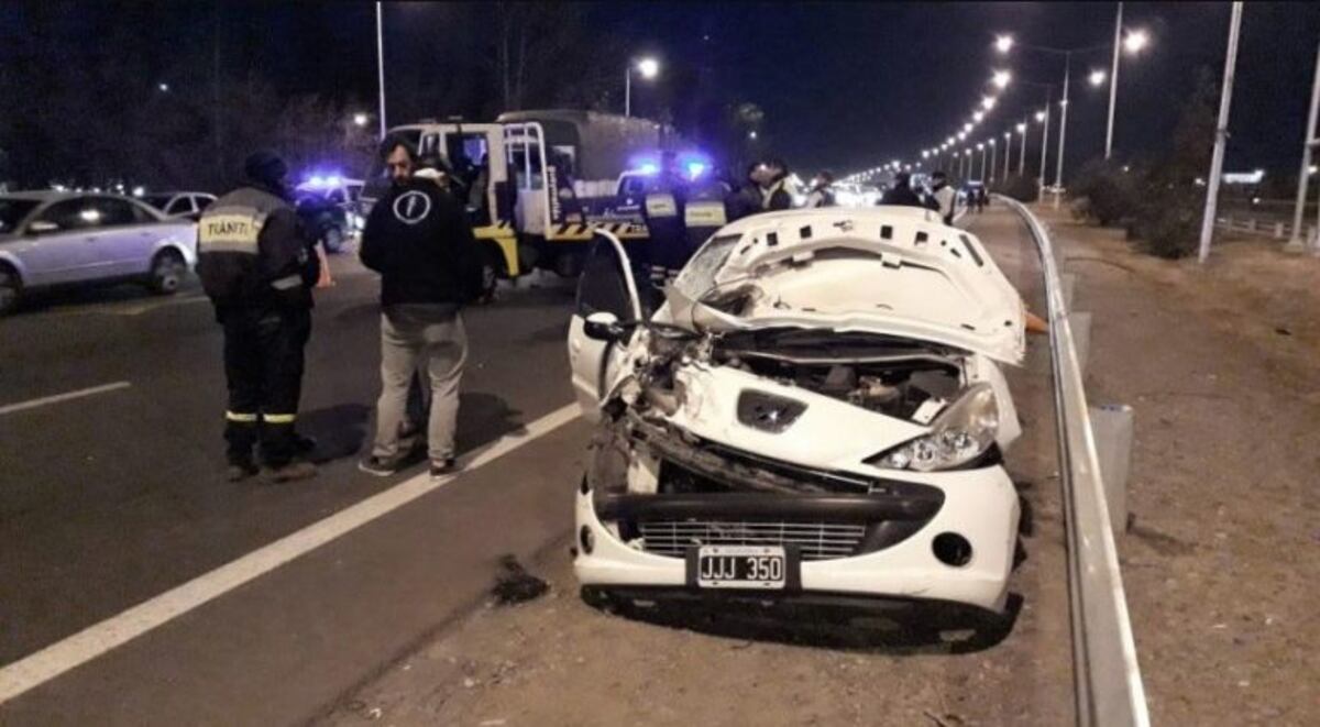 Un conductor ebrio chocó contra un control policial en el Acceso Sur