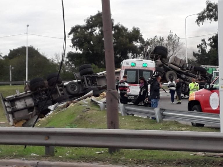 Volcó un camión en Circunvalación y Pellegrini