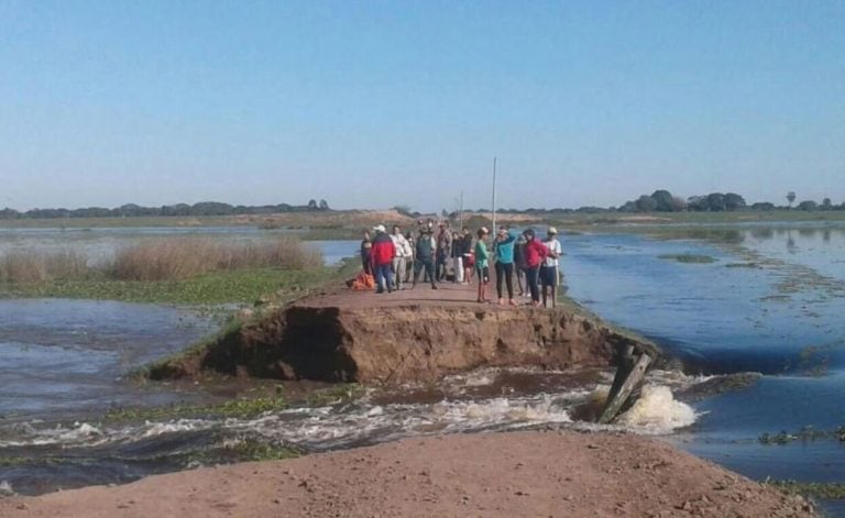 Brindan asistencia tras la caída de un puente en San Isidro. (Foto: El Litoral)