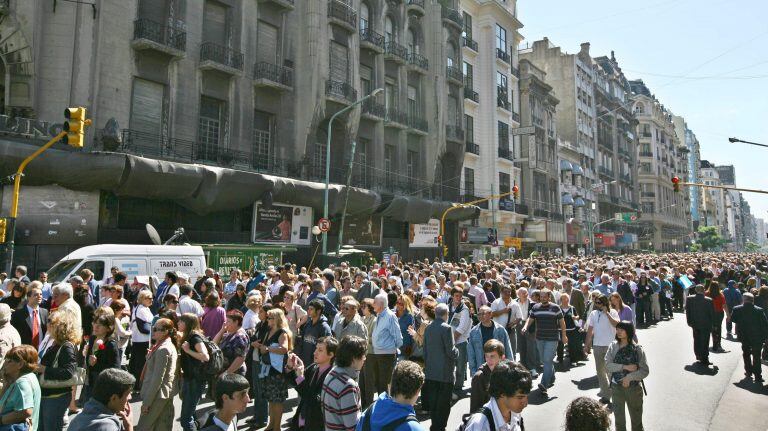 Una multitud se acerca a despedir los restos del ex presidente argentino Raúl Alfonsín en Buenos Aires. Crédito: EFE/Luis Zabreg.