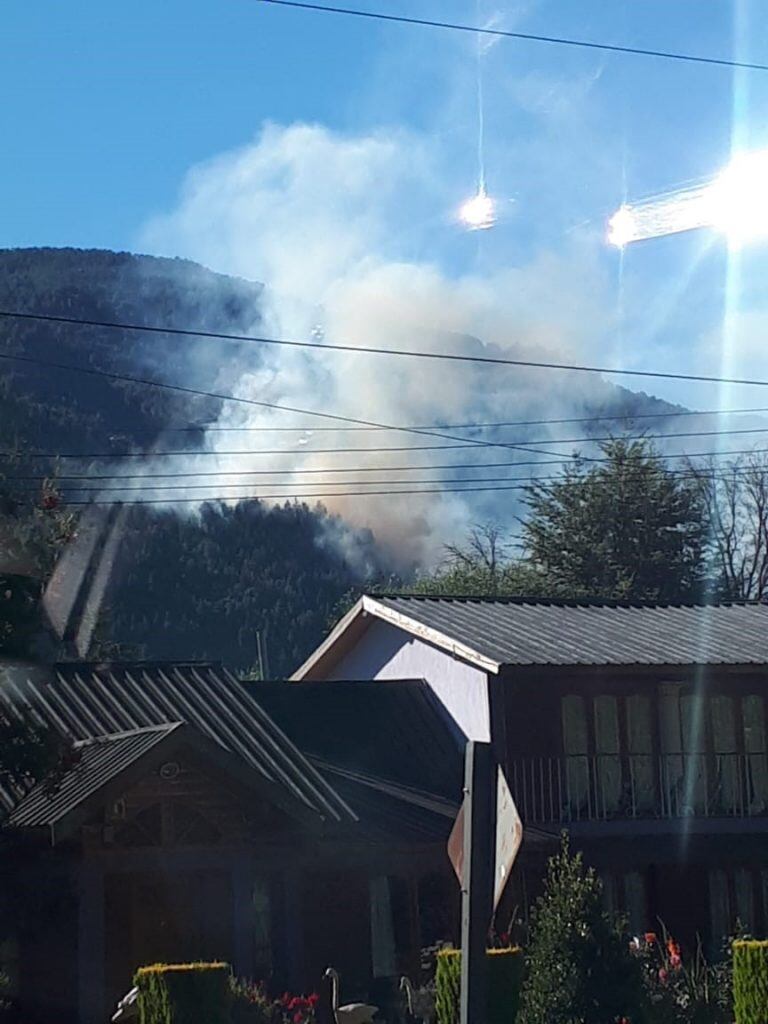 Desde la localidad se observa el incendio