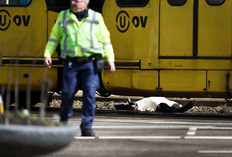 Al menos tres personas murieron y otras cinco resultaron heridas. (EFE)