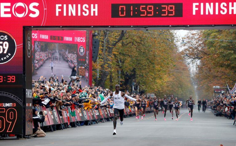 Sólo las cámaras del organizador estaban autorizadas a filmar la carrera, presenciada por numerosos espectadores.