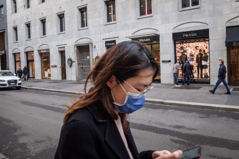 Turista en Milán con un barbijo para protegerse del coronavirus (Créditos: EFE).