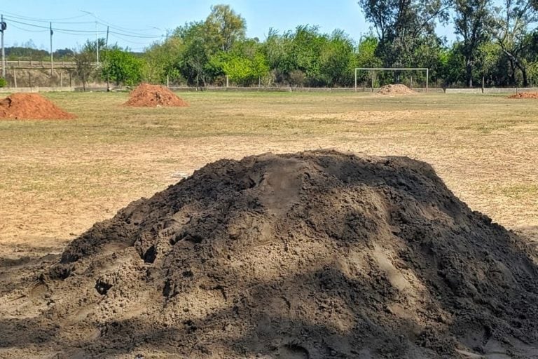 Colocaron montículos de tierra para inhabilitar la cancha