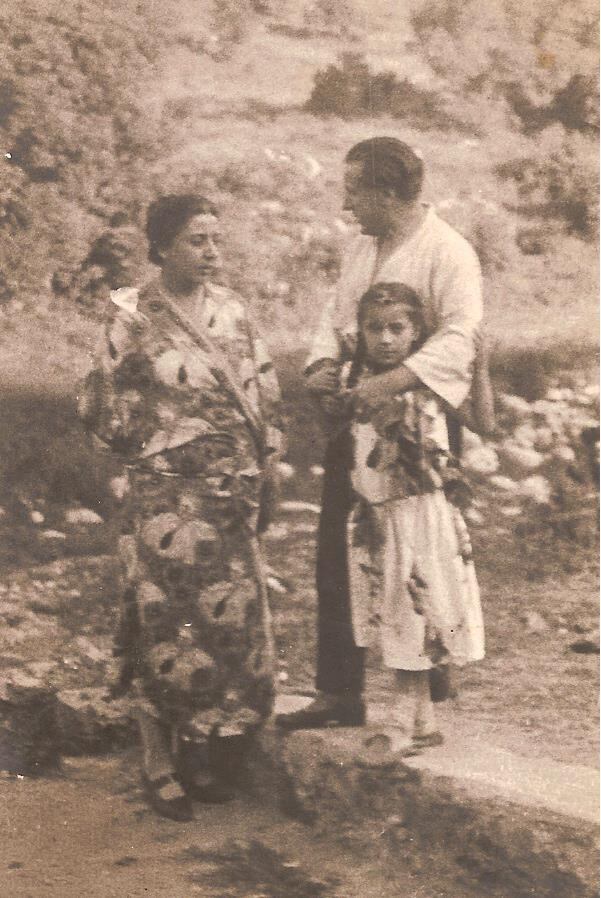 La Familia Buffo. Leonor en el extremo izquierdo.