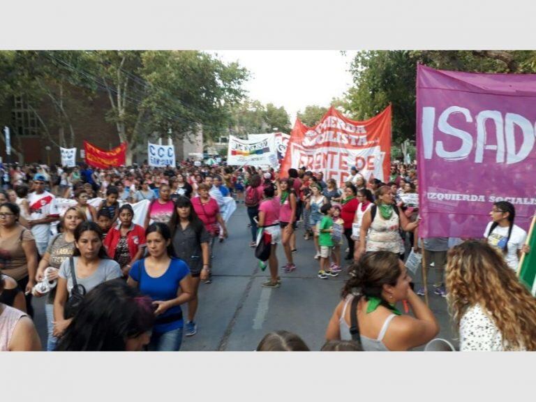 Hombres y mujeres marcharon en San Juan y San Luis.