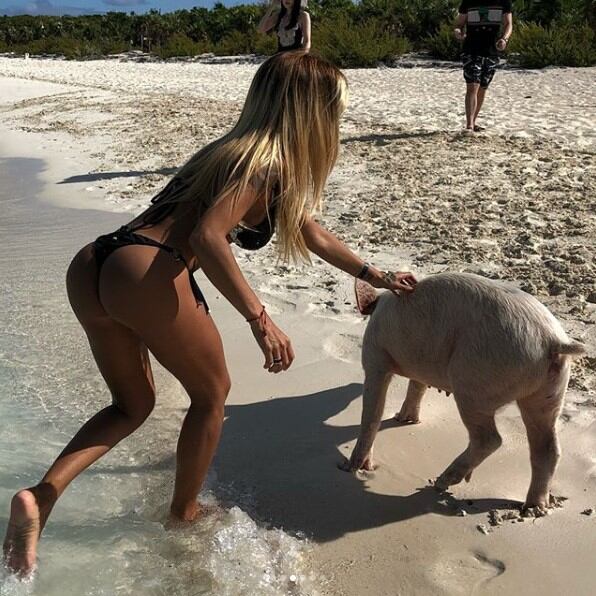 Las fotos bizarras de Claudia Ciardone en la playa rodeada de chanchos. (Foto: Instagram)