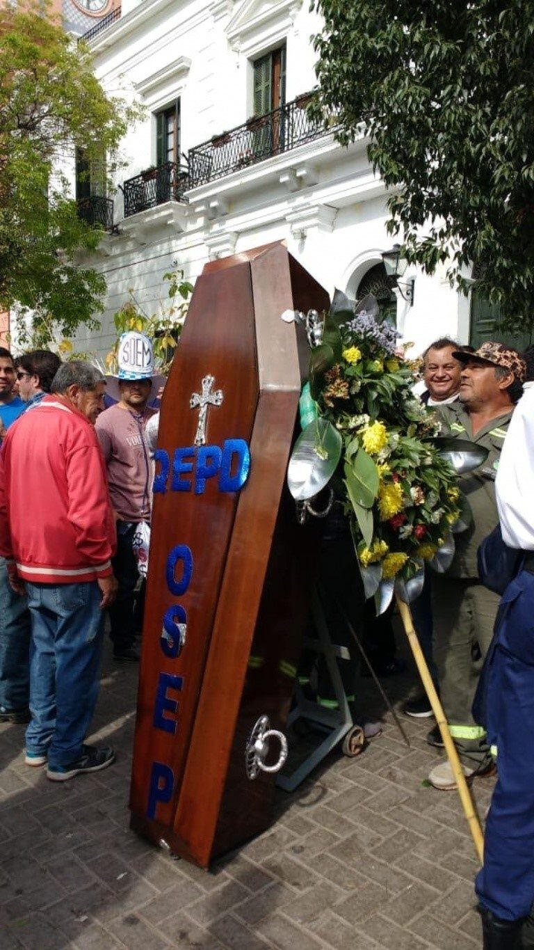 Los empleados municipales reclaman que no se cobre un plus médico y están molestos con la obra social OSEP.