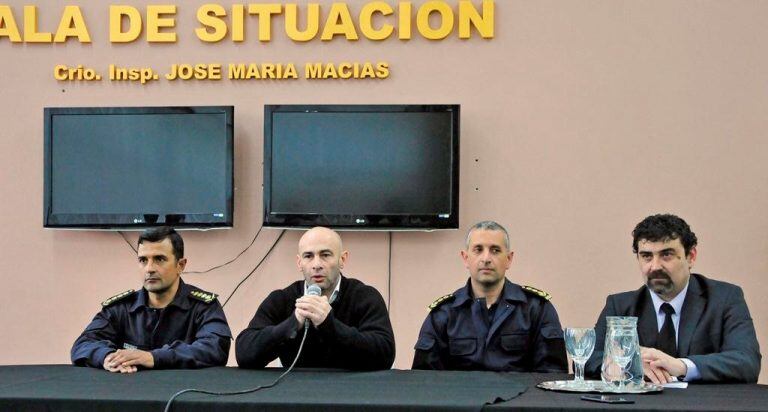 Massoni encabezó la conferencia de prensa.