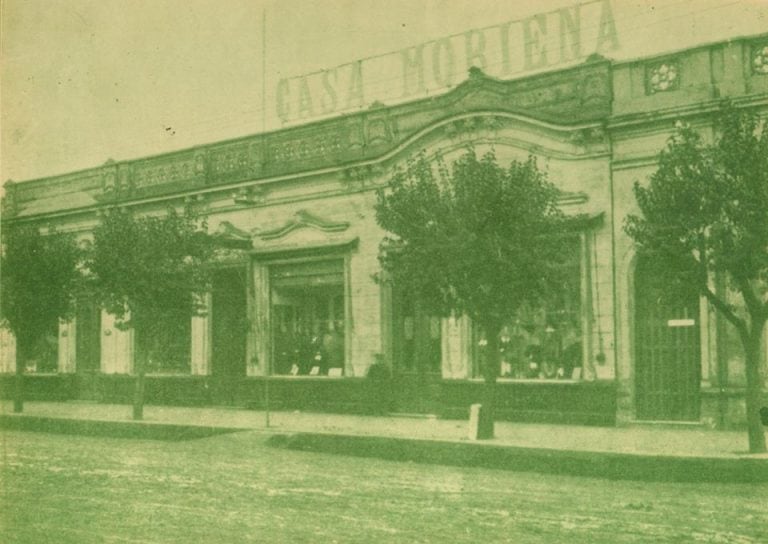 Casa Moriena, por Bv. 25 de Mayo, al lado del Banco Nación.