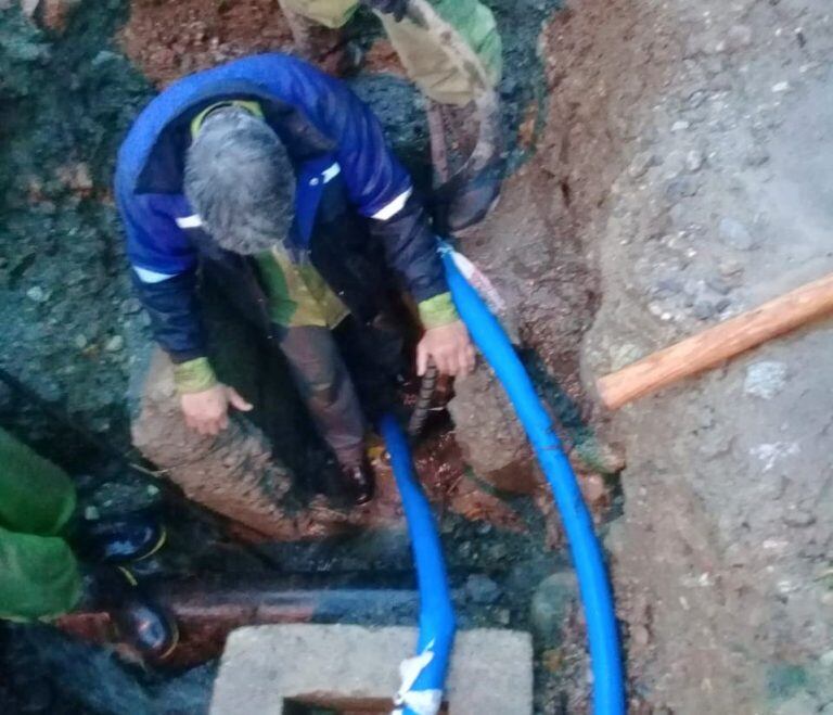 Los técnicos de ARSA continúan con las reparaciones de la válvula de aire de la red de agua potable.