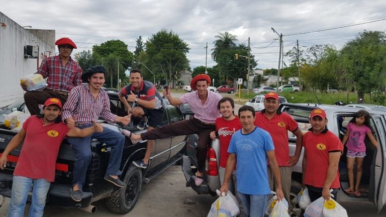 Con los 100 mil pesos donó 250 bolsas de alimentos básicos para los afectados por las inundaciones.