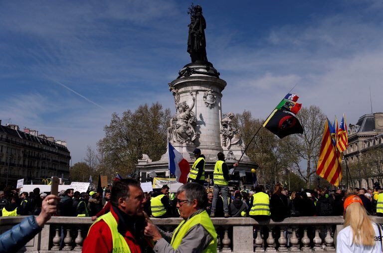 Miles de personas salieron por vigésima vez a las calles de París (Foto: AP /Rafael Yaghobzadeh)