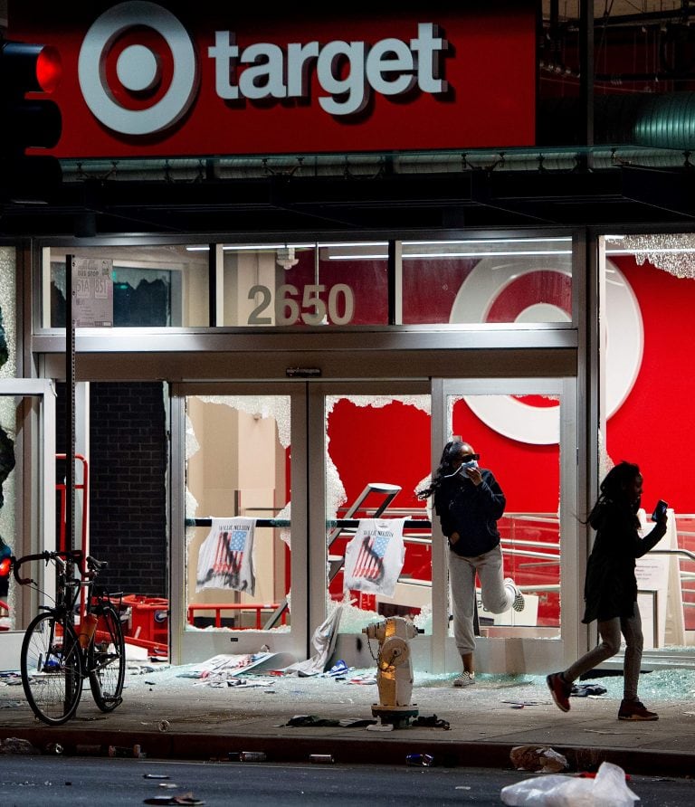 Manifestantes saquean un supermercado Target en medio de las protestas por la muerte de George Floyd, en Oakland California (Foto: Josh Edelson / AFP)