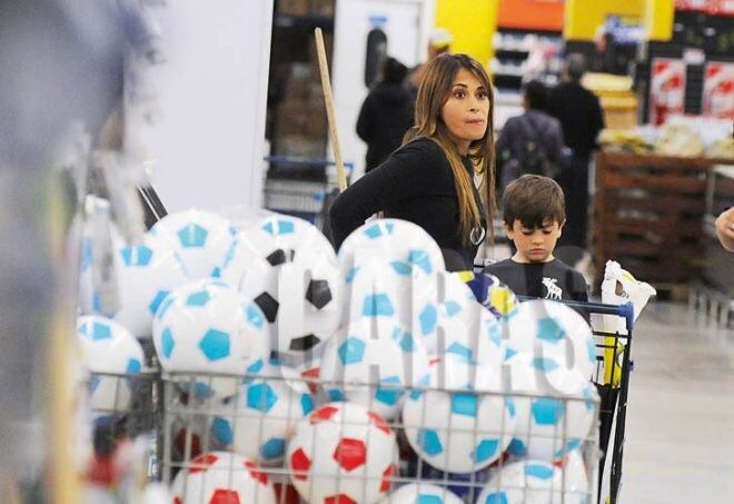 Antonela Roccuzzo y su hijo Thiago (crédito: Máximo Gómez)