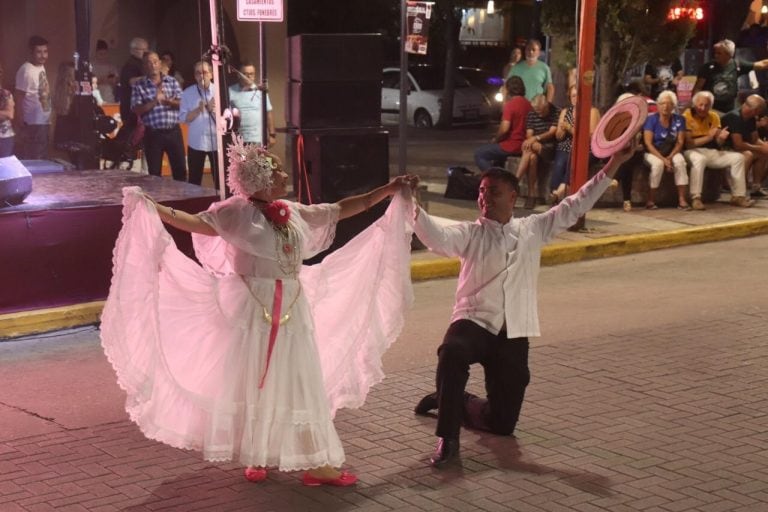 Diversas actividades recreativas y espectáculos en vivo.