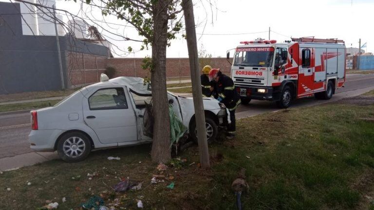 Un taxista conducía borracho y chocó contra un árbol