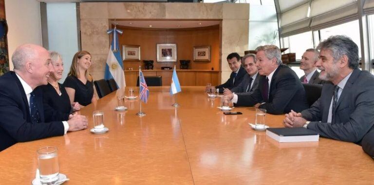 Reunión del canciller Felipe Solá y Daniel Filmus, secretario de Malvinas, Antártida y Atlántico Sur con el embajador Mark Kent y la delegación que vino a la asunción de Alberto Fernández.