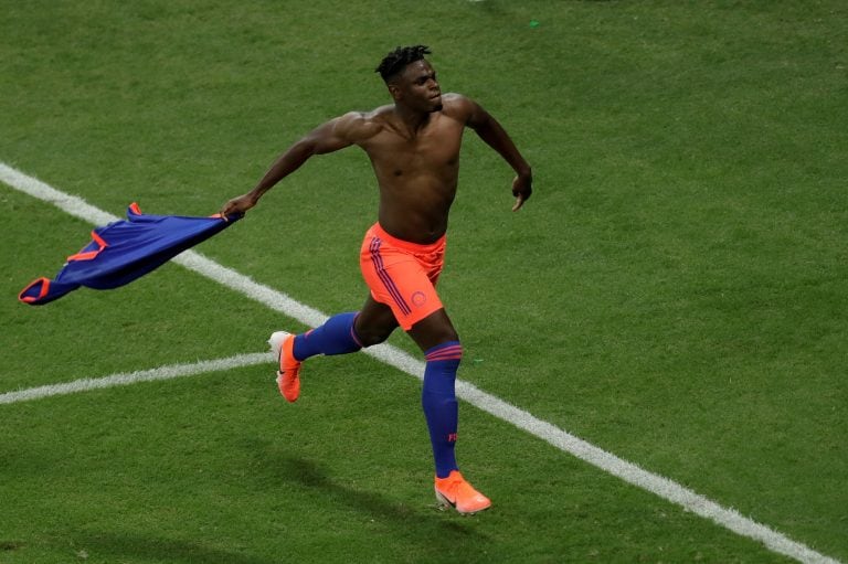 Duvan Zapata festeja el segundo gol contra Argentina (Foto: AP Photo/Eraldo Peres).