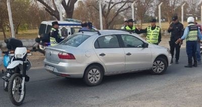 Manejaba borracho, atropelló a un policía y lo arrastró 200 metros en el capot. (Fiscales Penales)