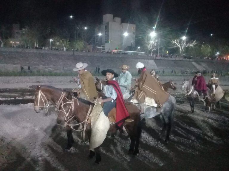 Gauchos y paisanas encabezaron la Marcha Evocativa del Éxodo Jujeño