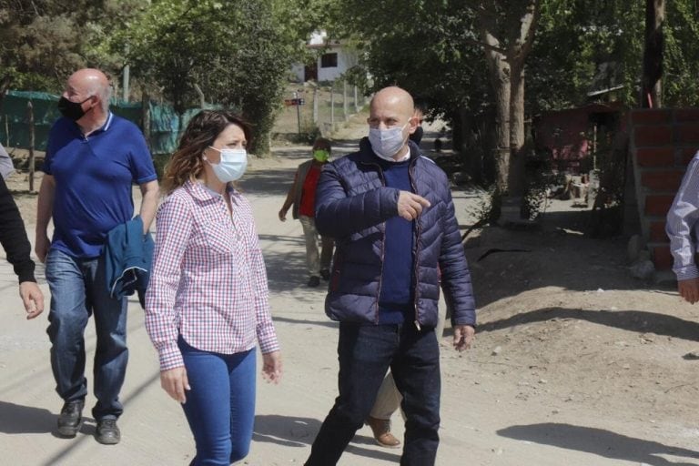 Intendente Daniel Gómez Gesteira recorriendo las obras de mejoramiento para el barrio La Quinta 1ra Sección.