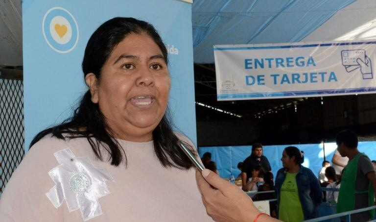 La ministra de Desarrollo Humano de la Provincia, Natalia Sarapura, supervisó con su equipo de trabajo el inicio del operativo de entrega de las tarjetas.