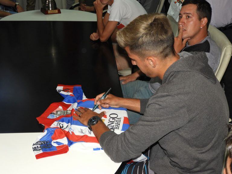 El plantel firmó una camiseta