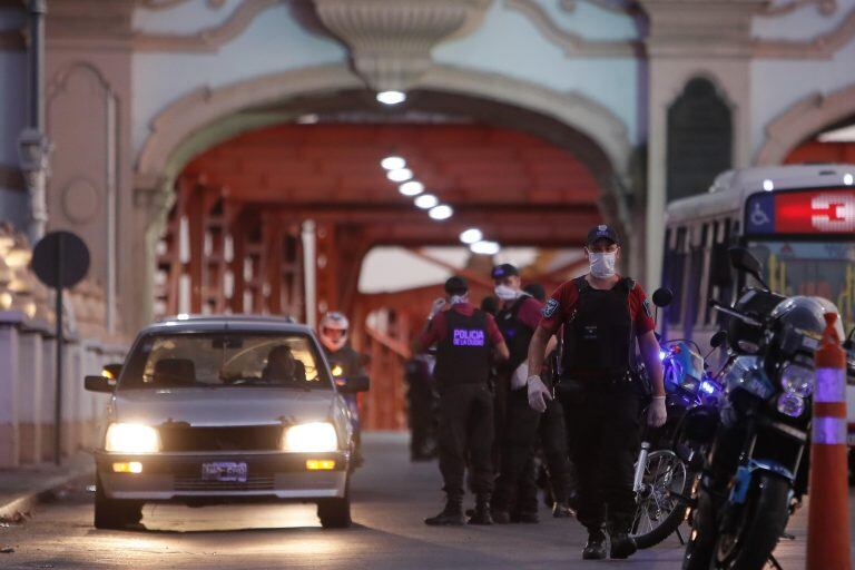 La policía controla uno de los accesos a la ciudad este domingo, en Buenos Aires (Argentina). (Foto: EFE/ Juan Ignacio Roncoroni)