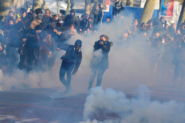 Movilizaciones en París por la huelga contra la reforma de la pensiones anunciada por el presidente (Photo by NICOLAS TUCAT / AFP)