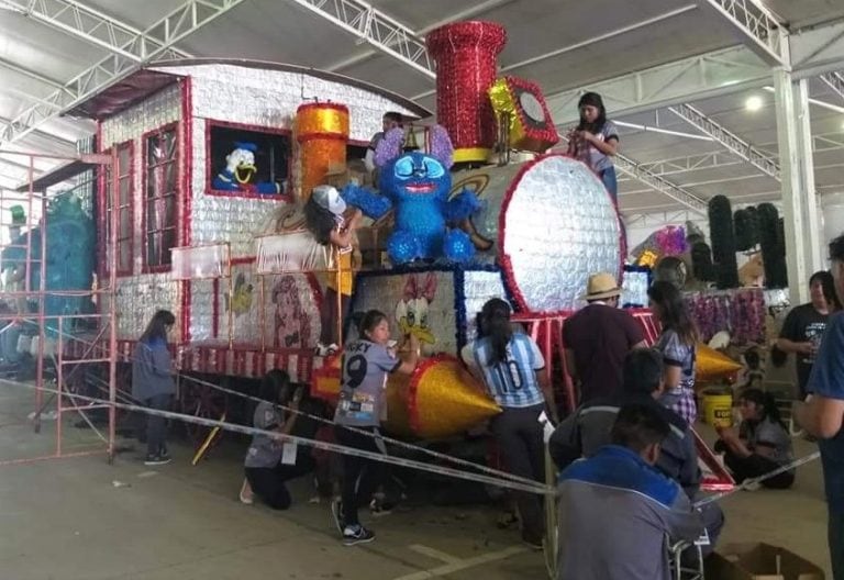 Los personajes infantiles de todas las épocas son recreados por los estudiantes jujeños.