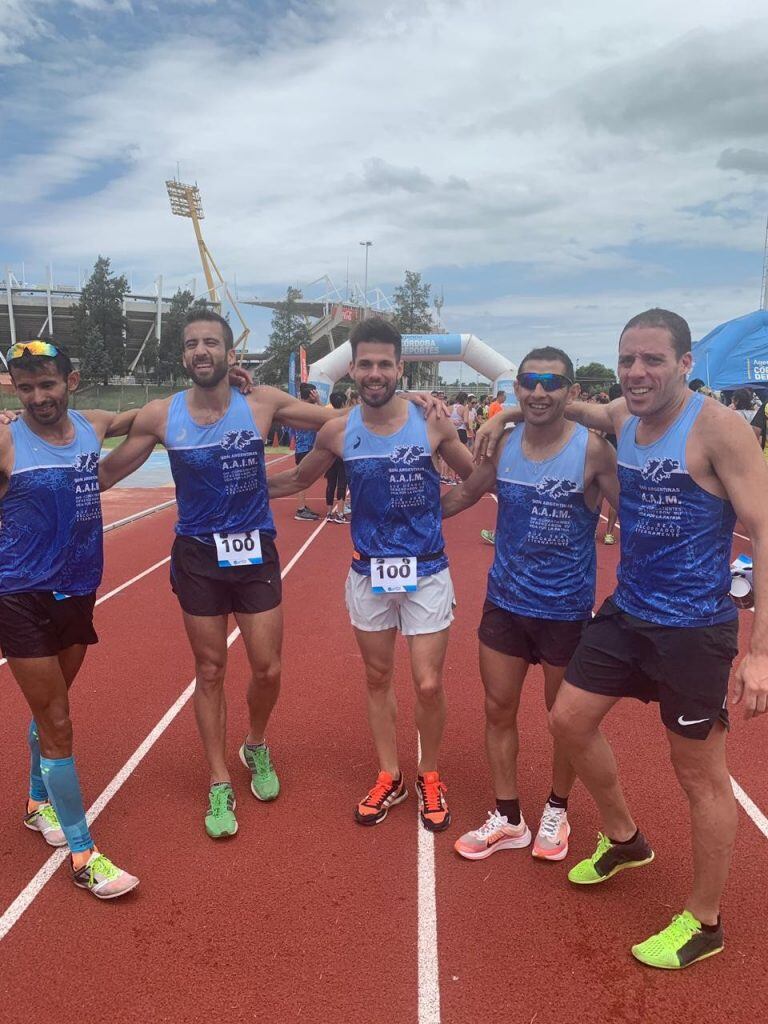 El Tucu Gómez, Mariano Escudero, Julio Castro (sargento de Policía), Ulíses Copo y Lisandro Maldonado representaron la Asociación Atlética Islas Malvinas y ganaron la prueba con récord: 30 vueltas en 30 minutos. (fotos gentileza Estefanía Burgos).