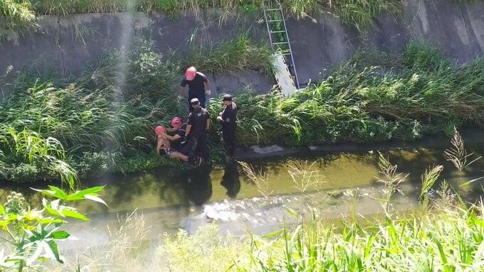 Caminaba ebria, perdió el equilibrio y cayó a un canal.  (Twitter @nicocuellar_)