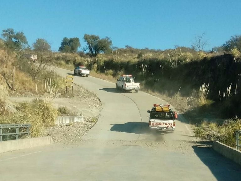 Bomberos de El Trapiche combatiendo el fuego.