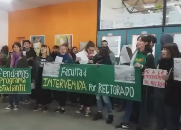 El ingreso al salón de usos múltiples (SUM) quedó bloqueado antes de las 10 de la mañana. (@pampillonpsico)