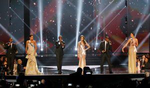 Miss Colombia Andrea Tovar, second from left, Miss France Iris Mittenaere, center, and Miss Haiti Raquel Pelissier, right, are serenaded by Grammy award-winning group Boyz II Men prior to the announcement of the winner in the Miss Universe 2016 competitio